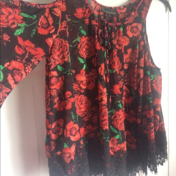 COLD SHOULDER TOP WITH LACE FRINGE AT BOTTOM - Picture 5 of 5